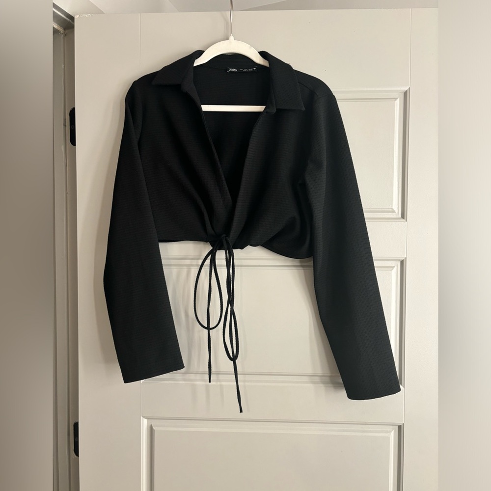 Never worn cropped blazer top with tie. 🖤